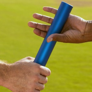 九游网游官网-高空秋千比赛：勇者的极限运动，高空秋千是近年来在各大景区兴起的娱乐项目之一